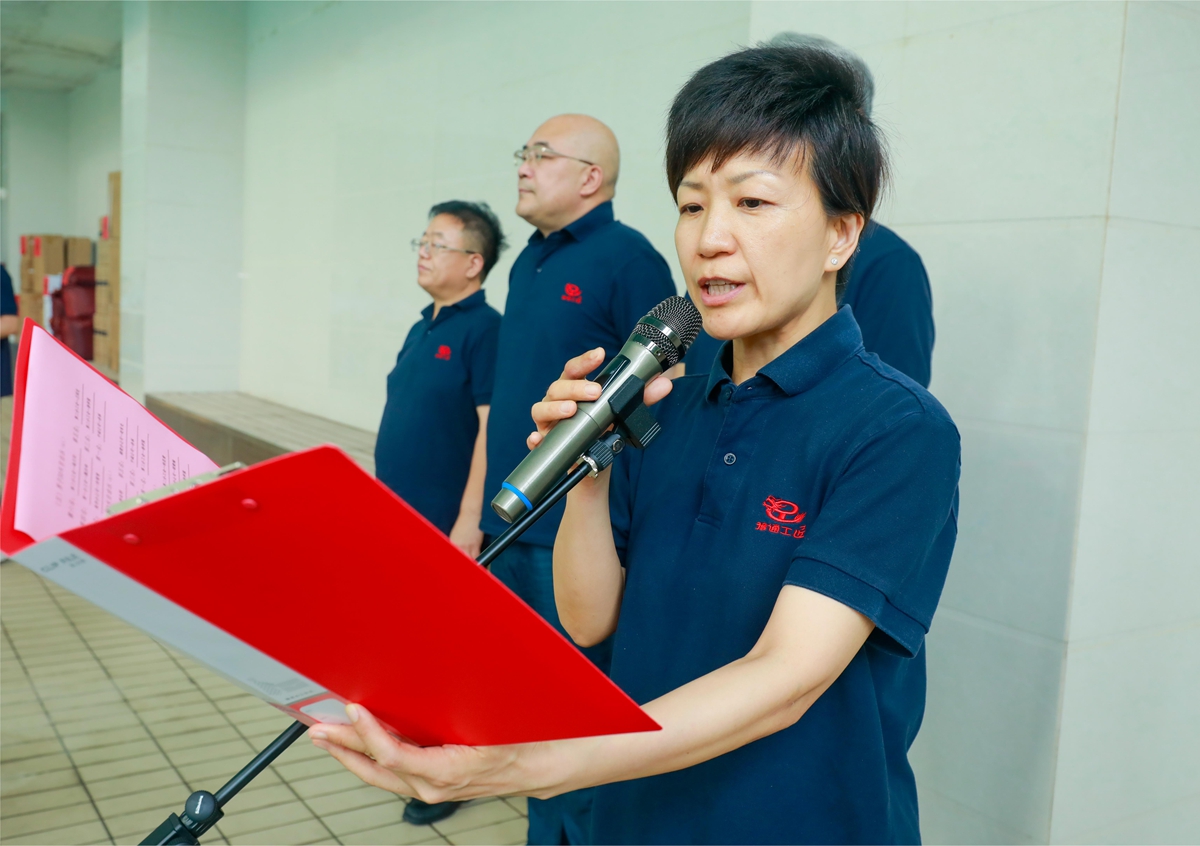 02-公司工會主席、副總經理時群英宣讀比賽成績1.JPG