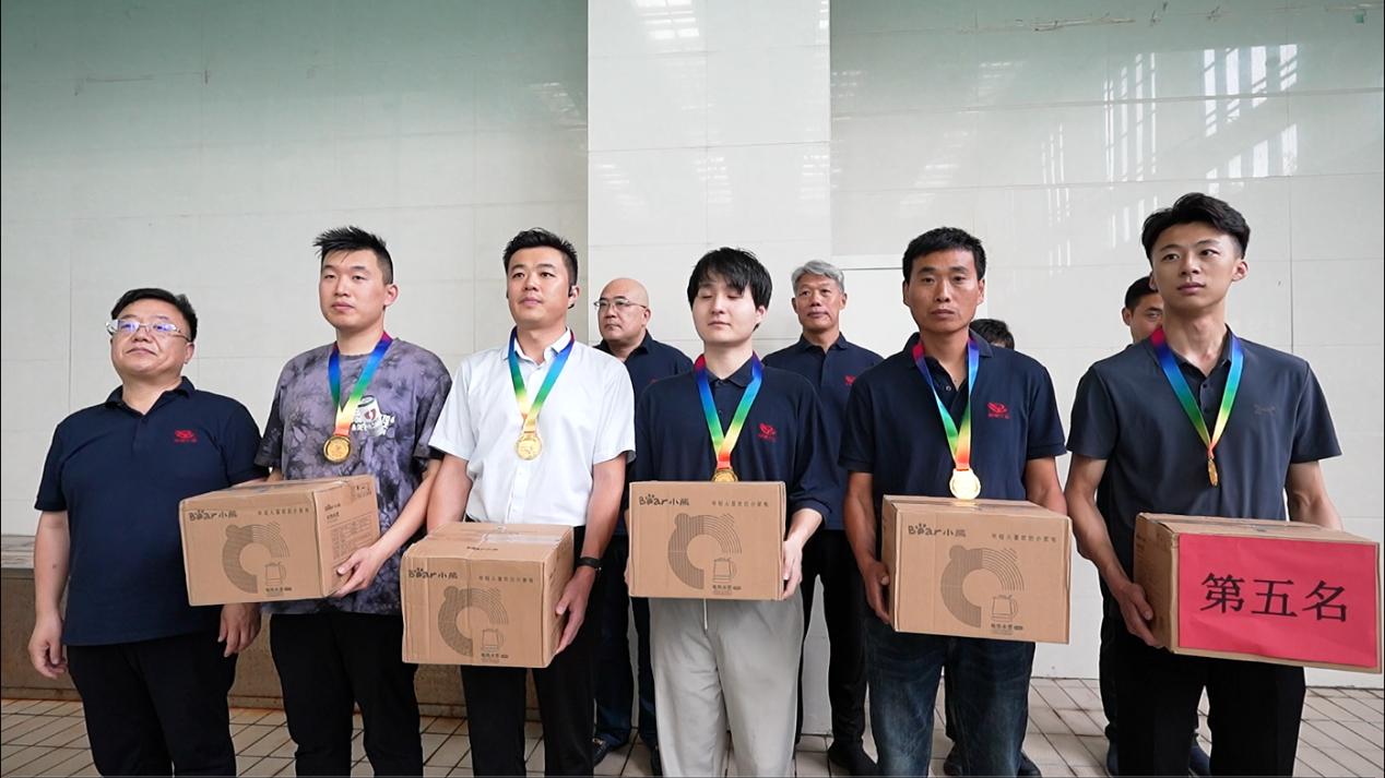 02公司副總經理辛改成為榮獲第五名的：商丘分公司艾祥、創新業務部田一鳴、投標中心王潤龍、鶴壁分公司趙有光、市場部柏昆雷 頒獎表彰.jpg