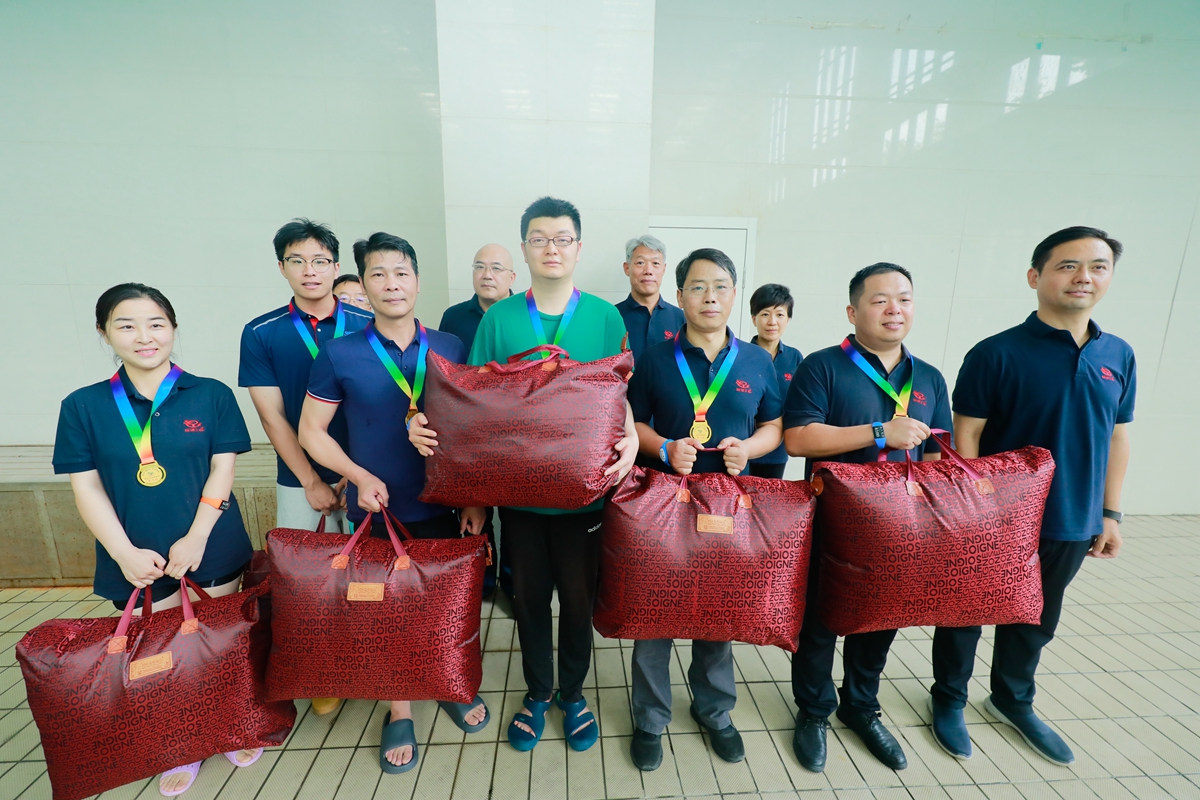 04-公司副總經理張大亮為榮獲個人項目第三名的：研發二中心海天陽、中誠公司邵巍、第一工程公司孫奧、創新業務部楊祥強、中誠公司余林、駐馬店分公司頓健楠頒獎表彰.JPG