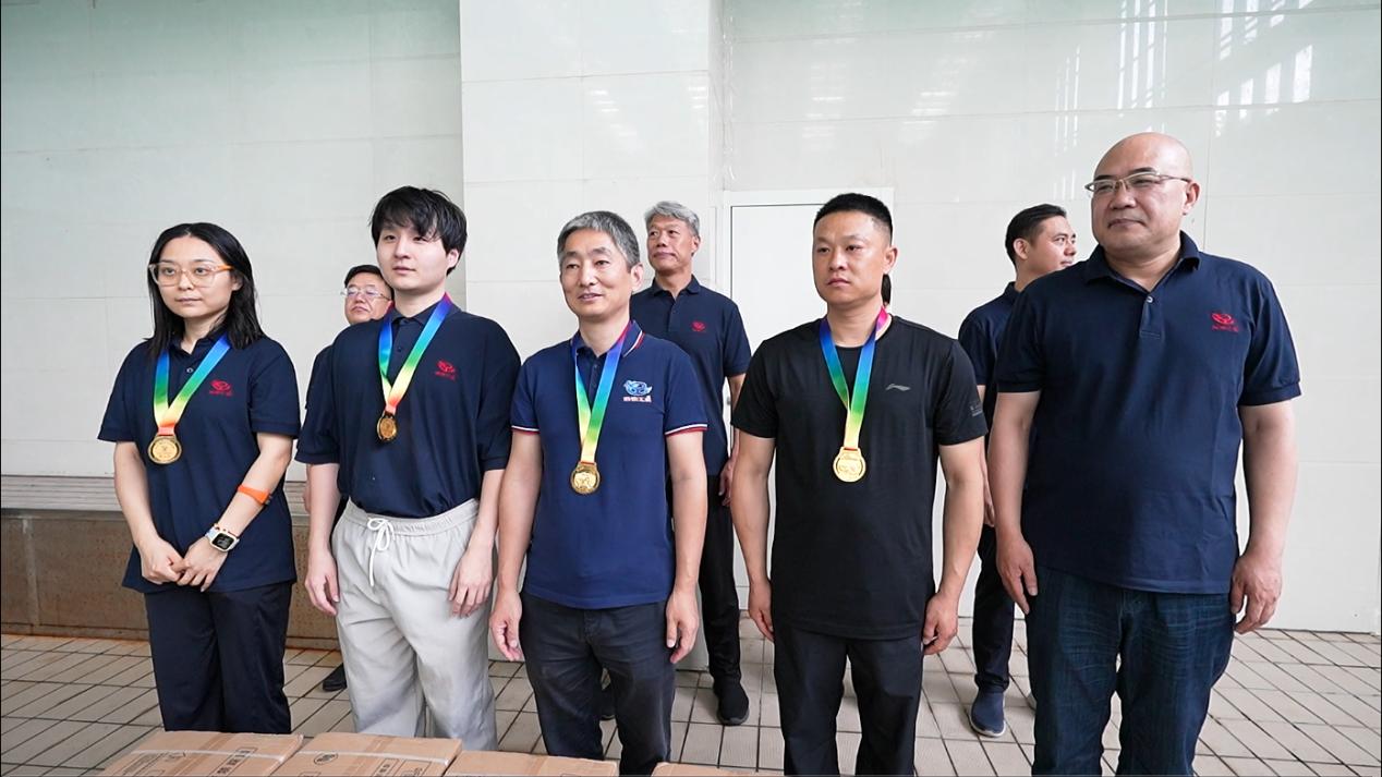 05公司副總經理荊旭慶為榮獲第二名的：投標中心王潤龍、平頂山分公司朱筱萌、焦作分公司何博博、AI中心趙國綱 頒獎表彰.jpg