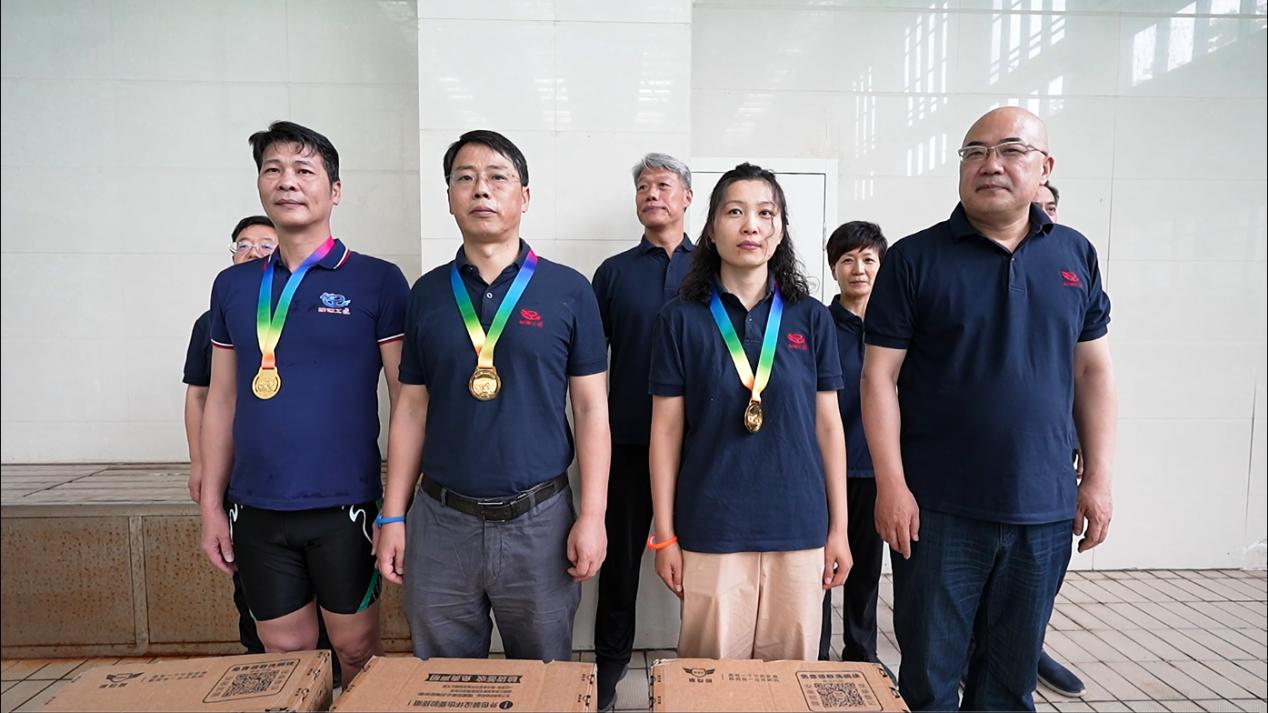 06公司副總經理荊旭慶為榮獲第一名的：中誠公司余林、焦作分公司劉杰、創新業務部楊祥強 頒獎表彰.jpg