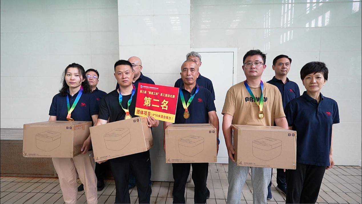 08公司工會主席、副總經理時群英為榮獲450米接力項目第二名的：第十三分工會（焦作分公司）頒獎表彰.jpg