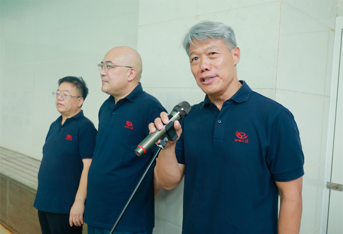 01-公司黨委書記、總經理李子憲宣布第三屆“豫通工杯”員工游泳比賽圓滿閉幕.JPG